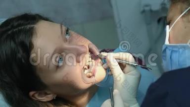 拜访牙医，安装支架系统和矫正错牙合，俯视图.. 矫正师